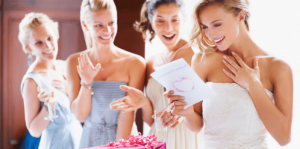 Порадовать молодоженов: секреты выбора элитного свадебного подарка