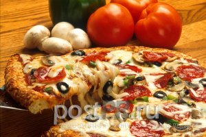 Горячая сочная пицца с грибами, томатом и сыром