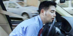 Как не уснуть за рулём в дальней поездке: советы водителю